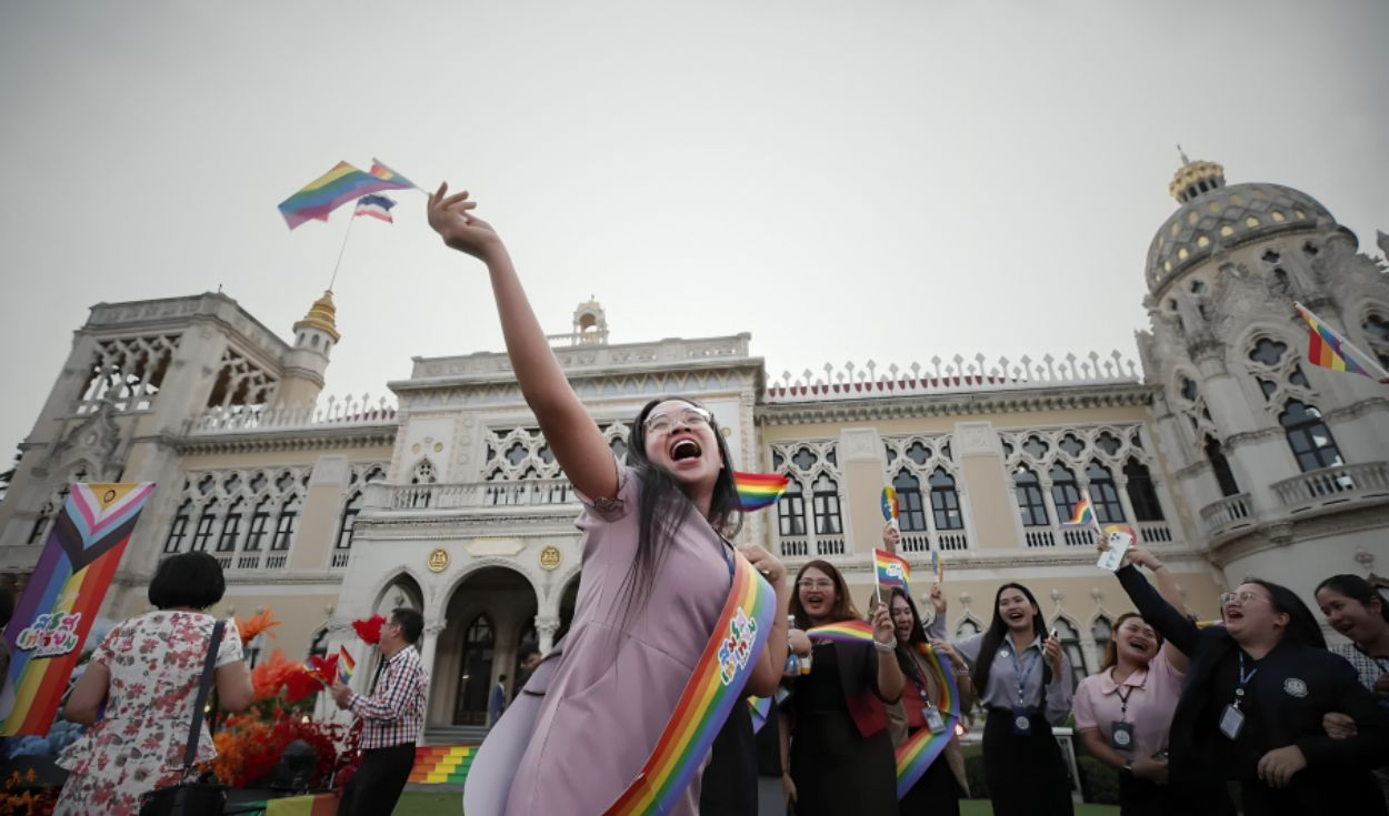 
                                 Tailandia se convierte en el primer país del sudeste asiático en aprobar el matrimonio igualitario 
                            