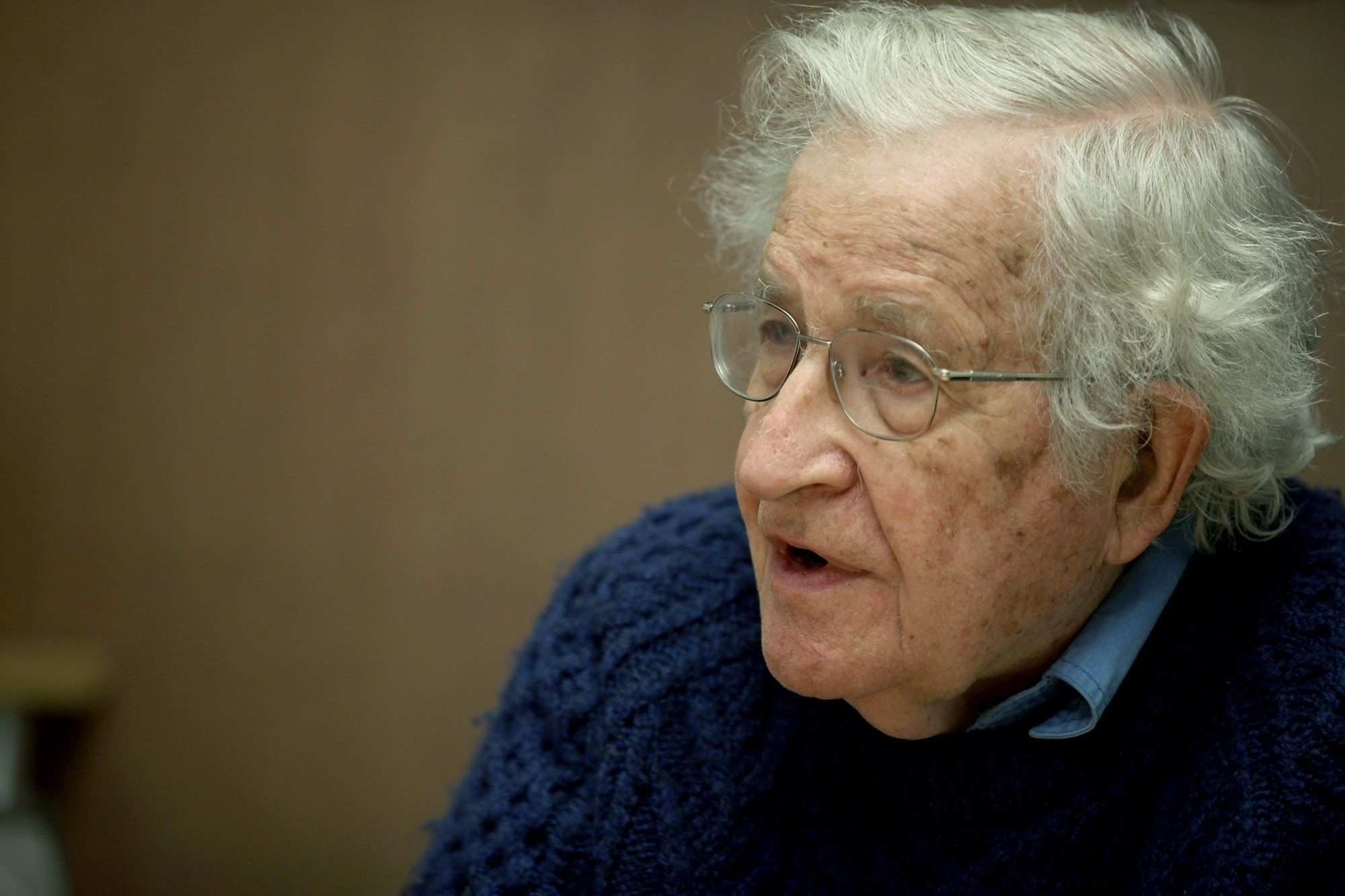 
                                 Desmienten muerte de Noam Chomsky: esposa del escritor negó rumores sobre su deceso 
                            