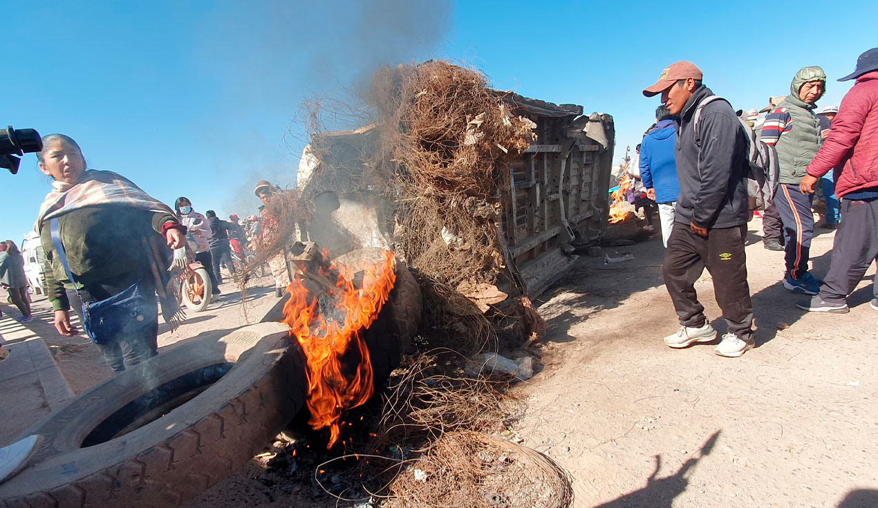 
                                 Bloquean carretera y acatan paro de 48 horas por delincuencia en Puno: 
