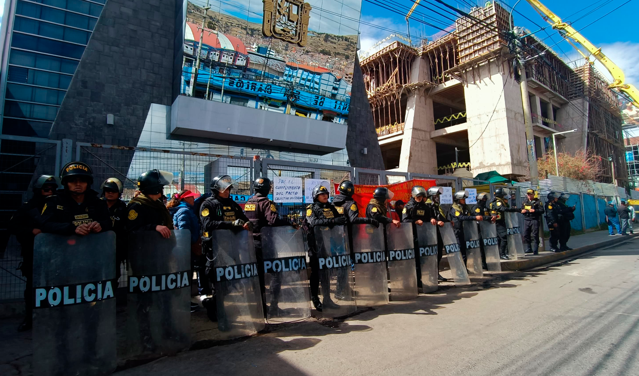 
                                 Toman Universidad Nacional del Altiplano: trabajadores afirman que rector no quiere dialogar 
                            