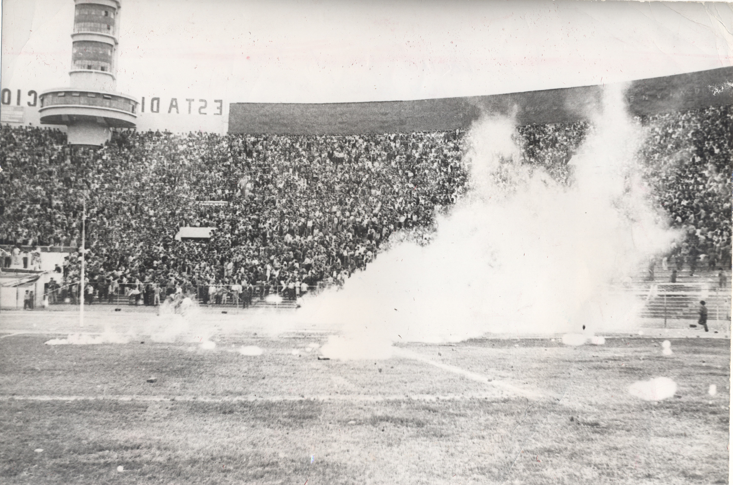 
                                 1964: la leyenda del Negro Bomba y la tragedia del Estadio Nacional 
                            