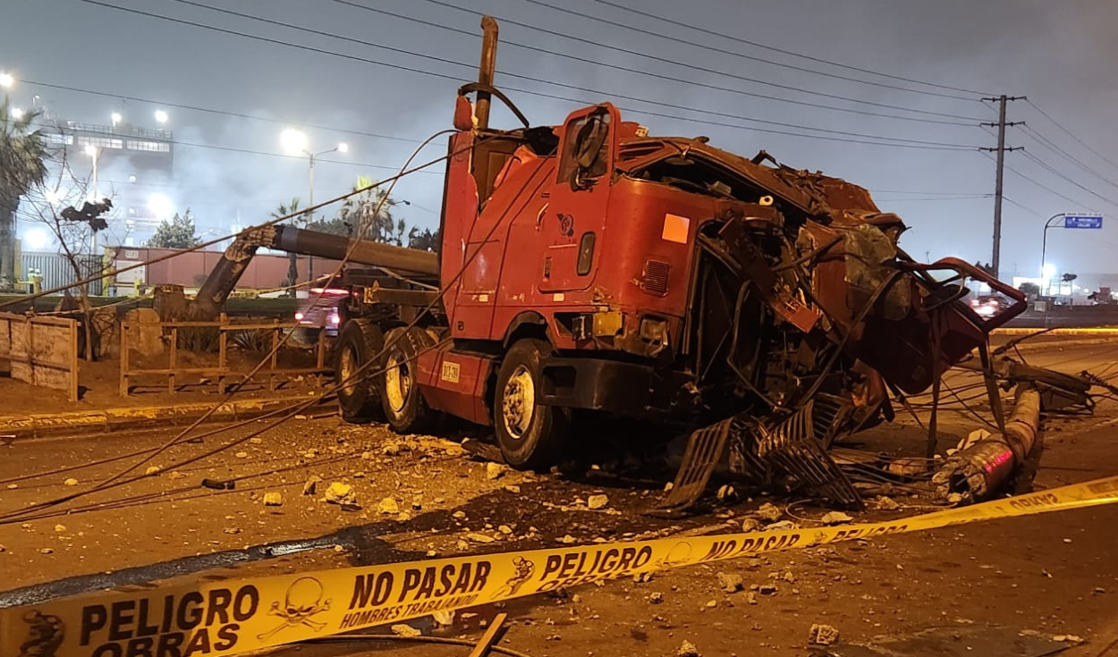 
                                 Callao: Camión de carga pesada impacta contra postes de alta tensión tras despiste en la avenida Néstor Gambeta 
                            