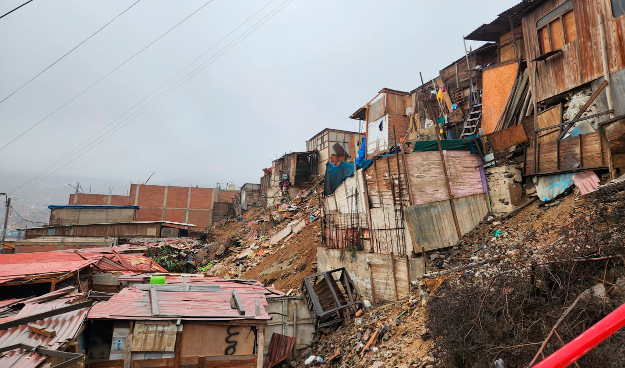 
                                 Cerro se derrumba en Ventanilla: 1 mujer herida y 7 viviendas afectadas en Mi Perú 
                            