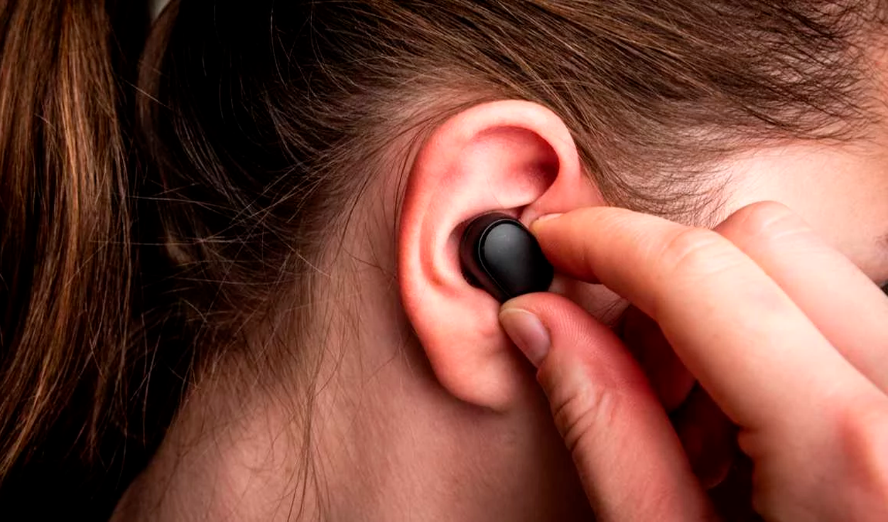 
                                 ¿Usas audífonos? Estos son los riesgos de no limpiarlos y cómo debes hacerlo sin que se dañen 
                            