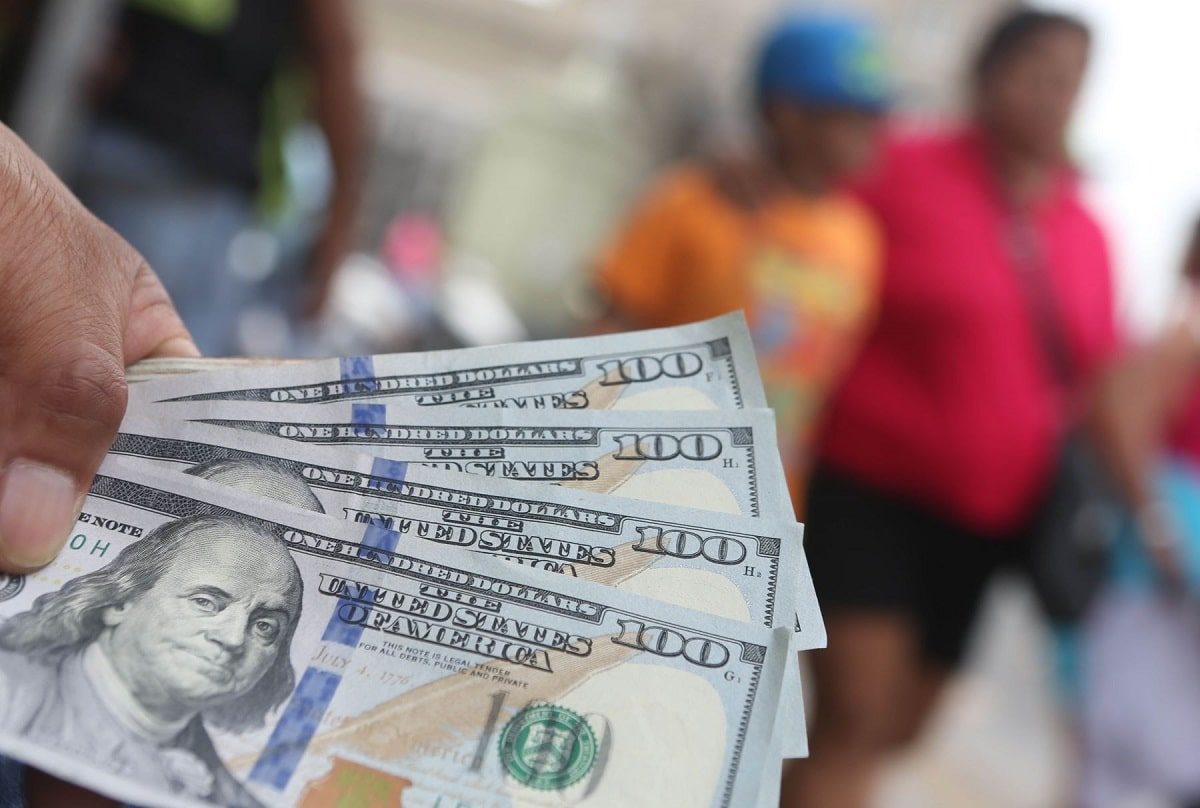 
                                 Peruanos cada vez reciben más dinero: ingresaron US$1.193 millones en remesas 
                            