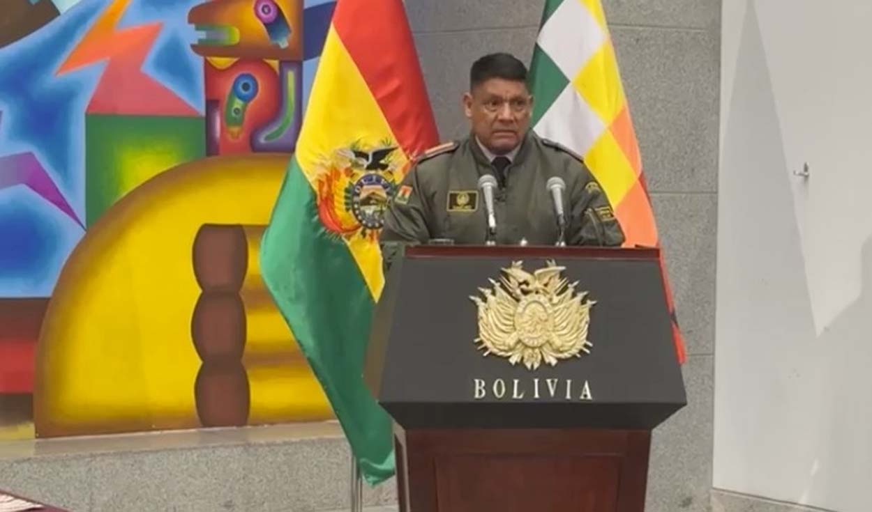 
                                 Arce cambia comandante general del Ejército de Bolivia tras intento de golpe de Estado de Juan Jose Zuñiga 
                            