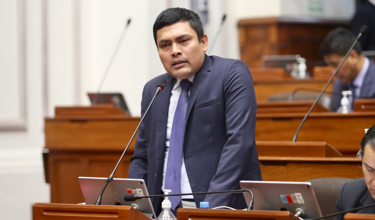 
                                 Américo Gonza defiende propuesta que sanciona jueces y fiscales: La Fiscalía está politizada 
                            