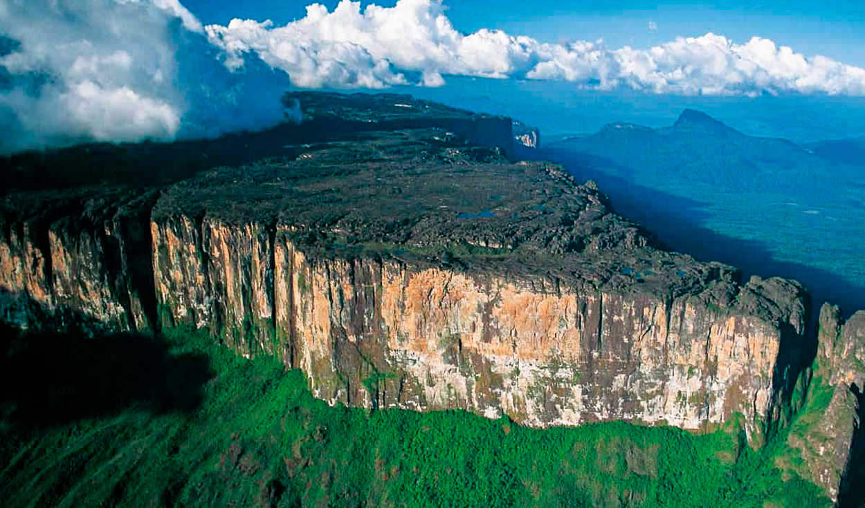 
                                 La única montaña del mundo sin pico está entre 3 países de Sudamérica y sería la más antigua de la Tierra 
                            