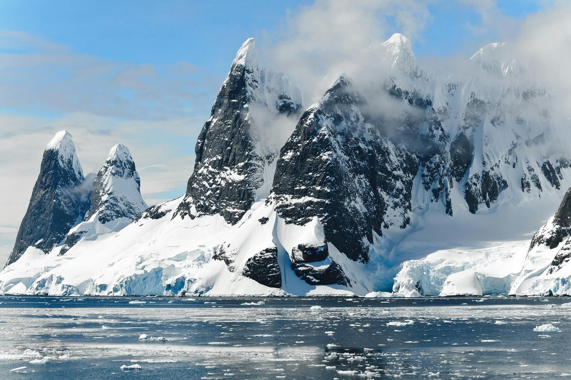 
                                 Alerta científica: Antártida enfrenta deshielo descontrolado por infiltración de agua cálida, advierte estudio 
                            