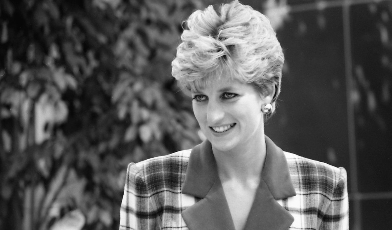 
                                 Vestido de gala de la princesa Diana se vende por millonaria cantidad en subasta récord 
                            