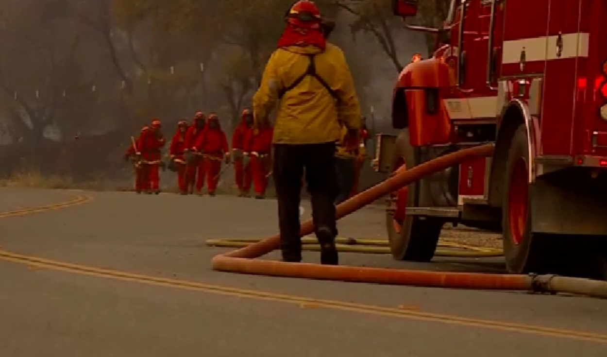 
                                 Estados Unidos: autoridades evacuan a miles de personas por incendio fuera de control en California 
                            