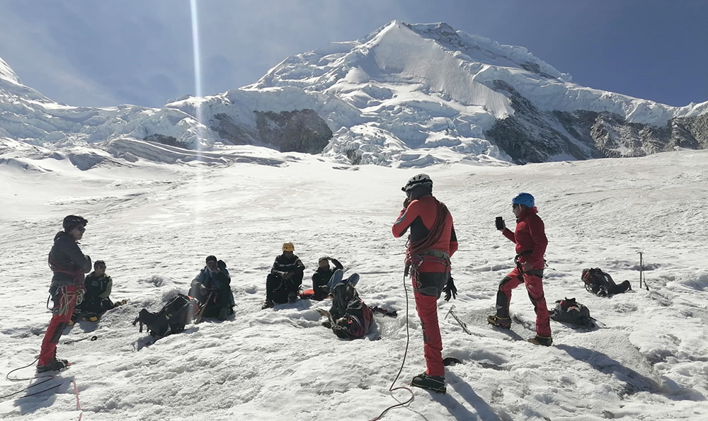 
                                 Hallan cuerpo momificado en el nevado Huascarán: inician investigación para identificar a montañista 
                            