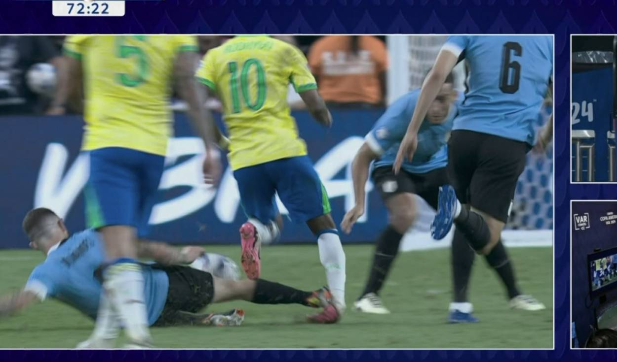 
                                 ¡Casi rompe a Rodrygo! Nández es expulsado por una dura falta en el Uruguay vs. Brasil 
                            