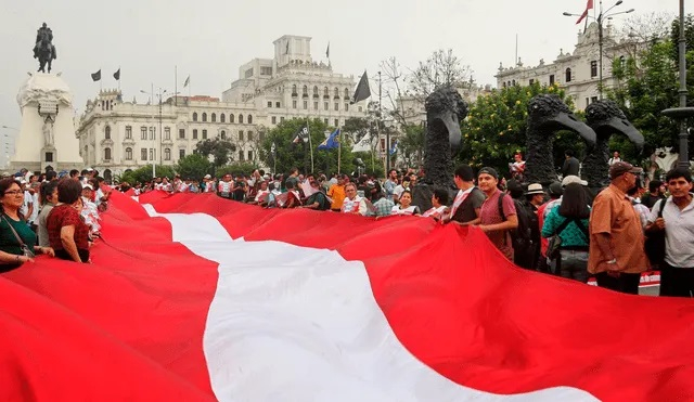
                                 La mayoría de los peruanos no apoya la democracia 
                            