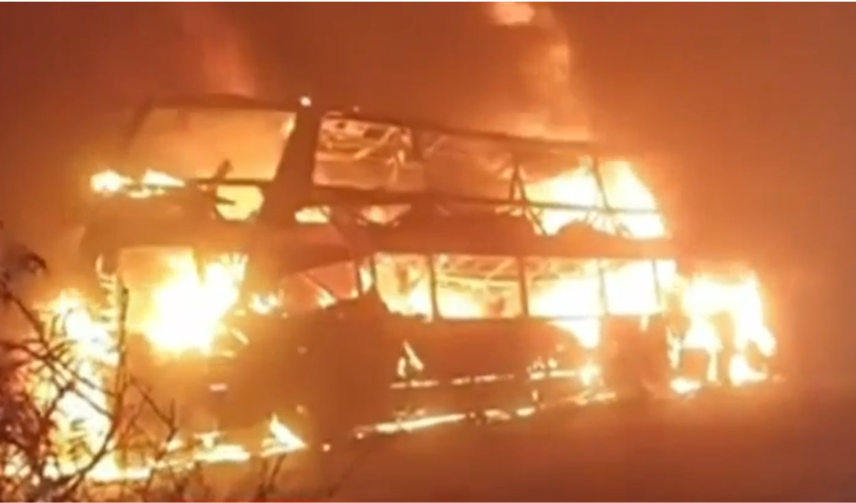 
                                 Bus en llamas provoca choque múltiple en la variante Pasamayo 
                            