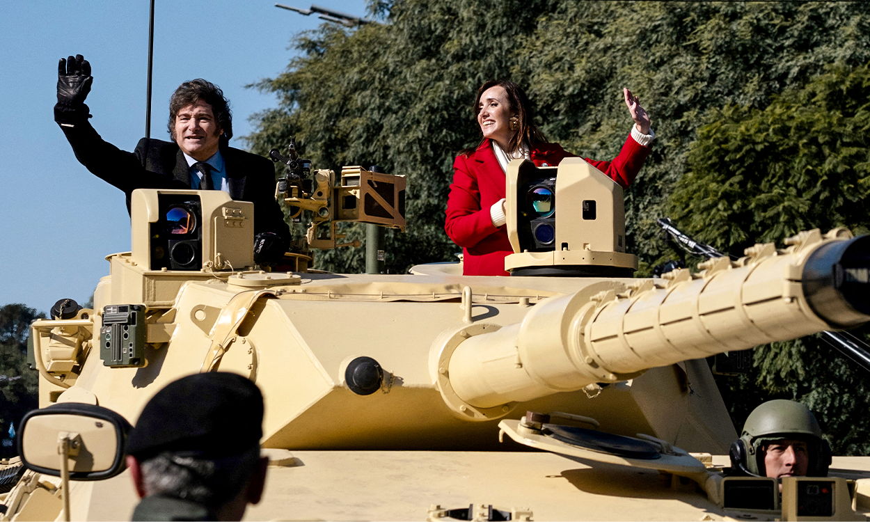 
                                 Javier Milei se sube a tanque de guerra en pleno desfile por el Día de la Independencia en Argentina 
                            