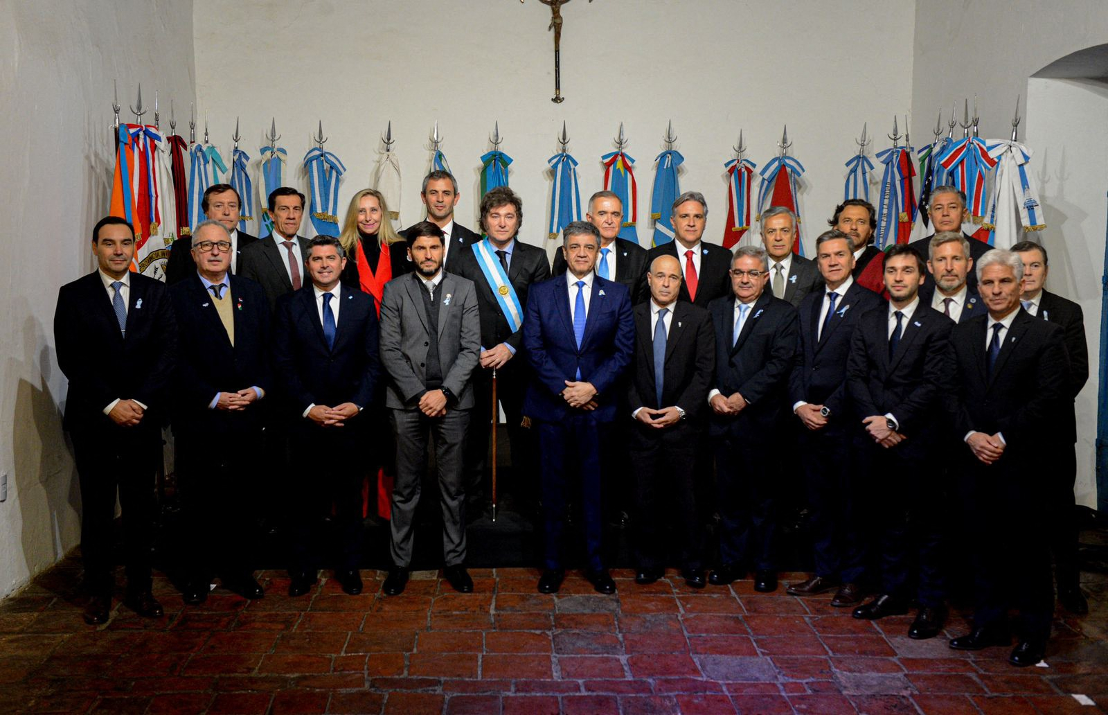 
                                 Javier Milei firma pacto con la oposición argentina 
                            