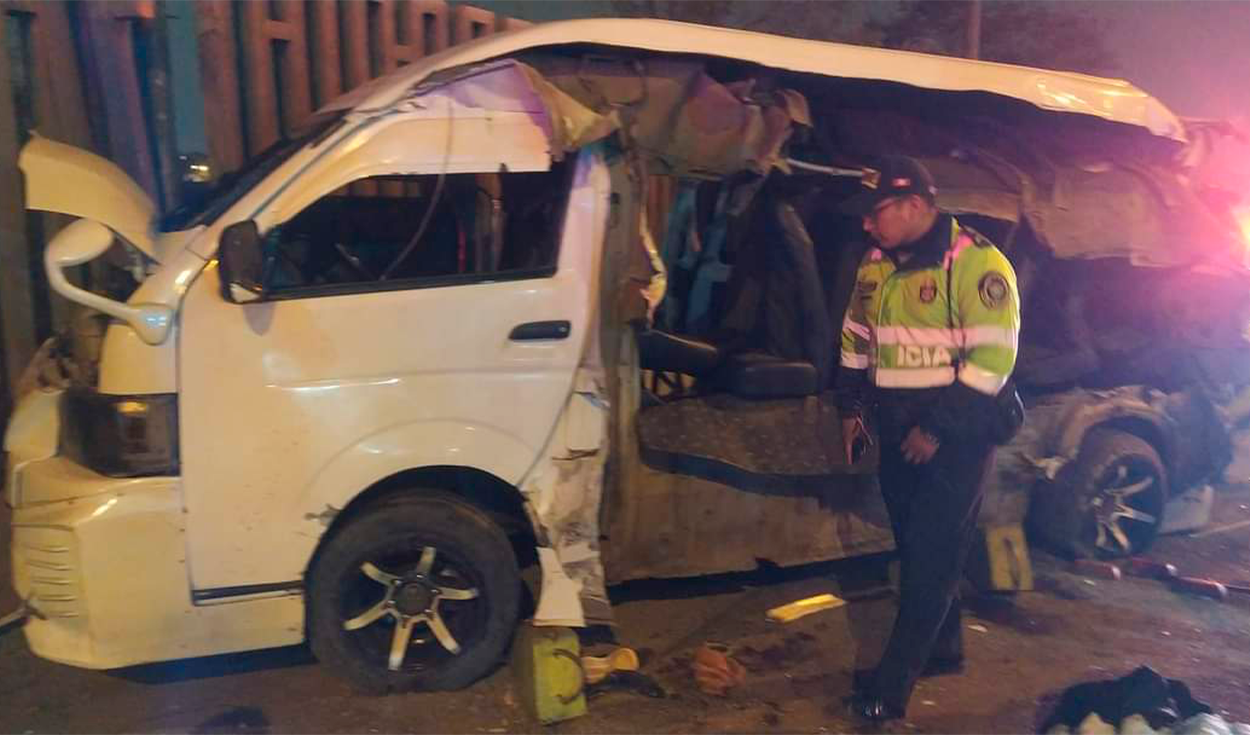 
                                 Choque entre un camión y una miniván deja 18 heridos en la autopista Ramiro Prialé 
                            