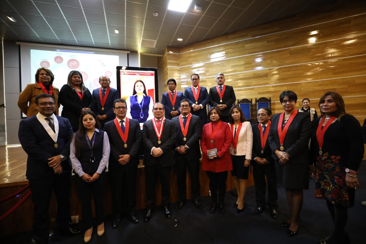 
                                 Presidente de la Corte de Sullana participa en proyecto de inteligencia artificial “SOFÍA” en Arequipa 
                            