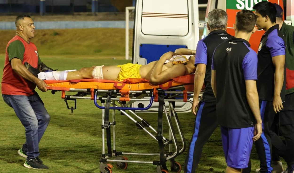 
                                 Brasil: policía entra a la cancha y le dispara a un futbolista en la pierna tras el final de un partido 
                            
