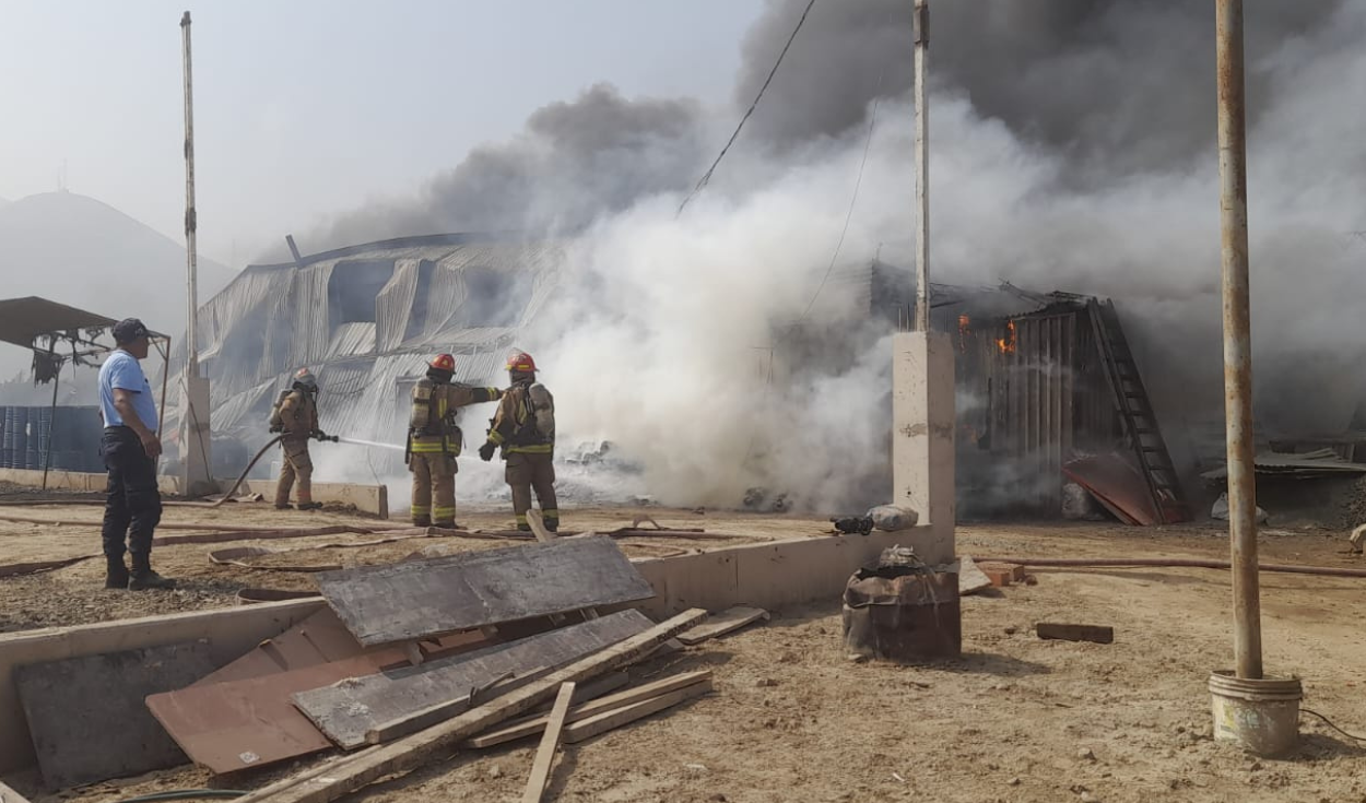 
                                 ATE: incendio en deposito de resina alertó a 18 unidades de bomberos 
                            