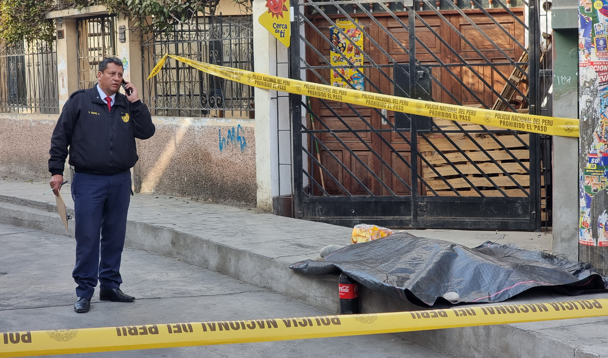 
                                 El Agustino: obrero compra en tienda y termina asesinado cerca de construcción donde laboraba 
                            