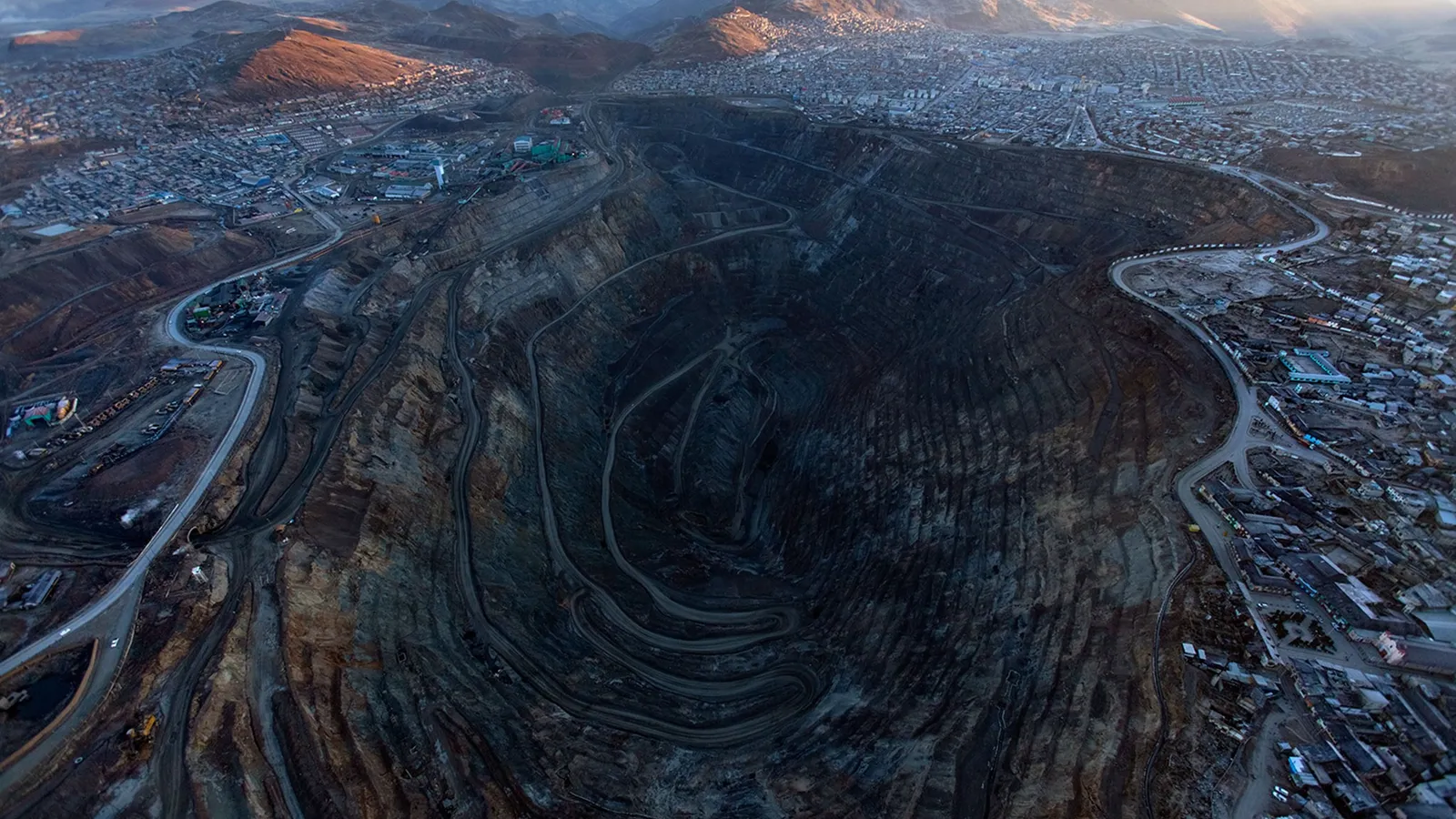 
                                 Gobierno peruano alista modificaciones legales para desregular la minería, según CooperAcción 
                            