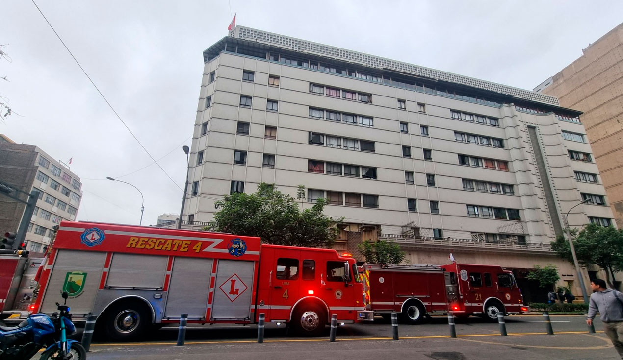 
                                 Incendio en el centro histórico de Lima: cocina de edificio de seguros se prendió en llamas 
                            