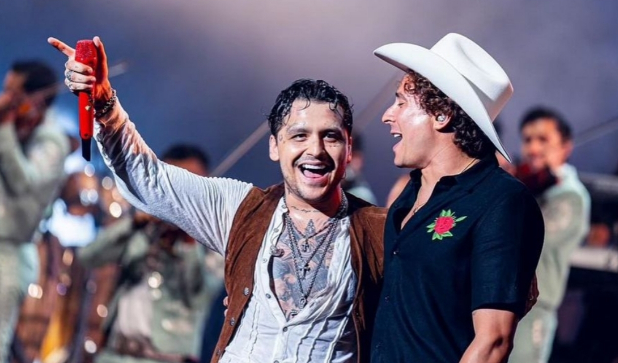 
                                 Christian Nodal festeja a Memo Ochoa en concierto cantándole 'Las Mañanitas' 
                            