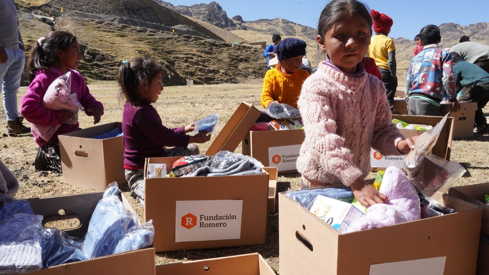 
                                 Fundación Romero lleva abrigo y alimentos a más de 3 mil familias golpeadas por las heladas en Huancavelica 
                            