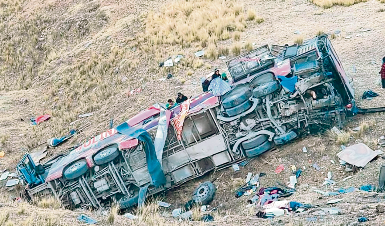 
                                 Ayacucho: 25 muertos deja caída de bus a un abismo 
                            
