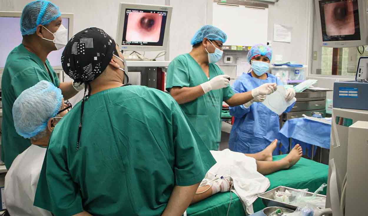 
                                 Niño salva de morir tras ingerir un silbato: médicos realizaron cirugía de emergencia en Arequipa 
                            