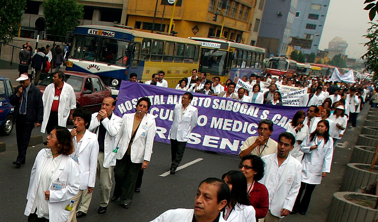 
                                 Médicos inician paro nacional por escasez de medicamentos, falta de pagos y nombramiento 
                            