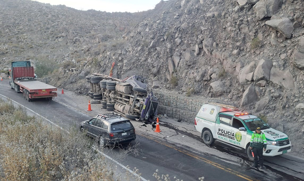 
                                 Conductor muere tras despistar su tráiler cargado de mineral en la carretera Arequipa - Puno 
                            