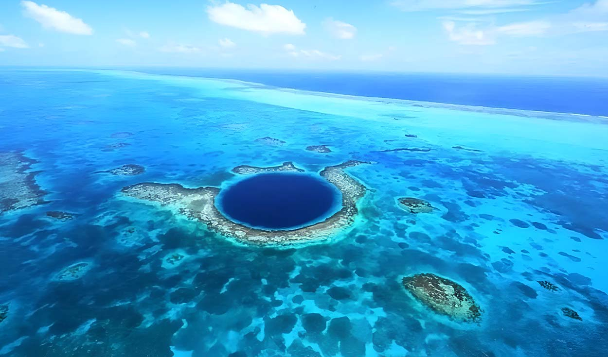 
                                 El agujero azul más profundo del mundo está en América Latina: superó a la de China y mide 3 veces un estadio 
                            