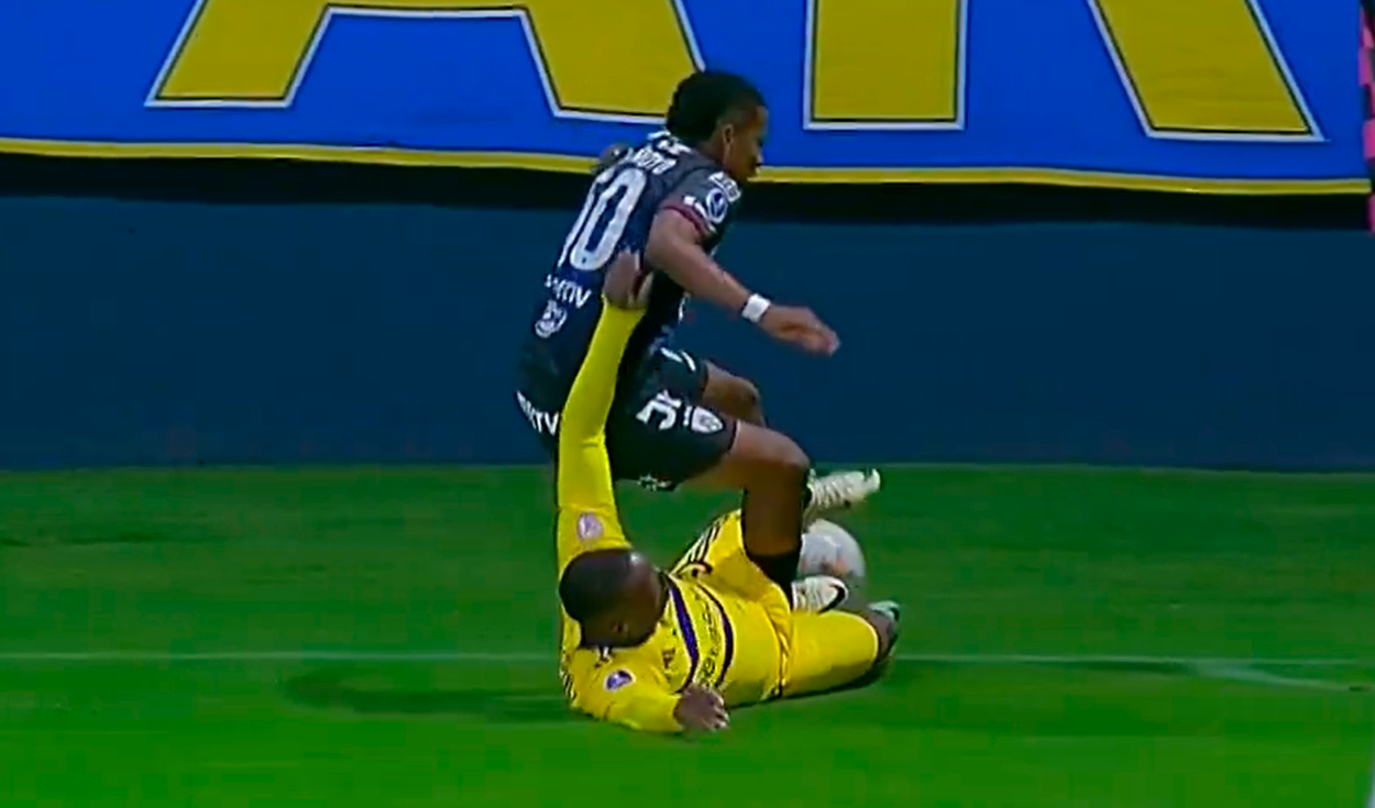 
                                 Luis Advíncula y la TERRIBLE falta por detrás que casi le cuesta una expulsión con Boca Juniors 
                            