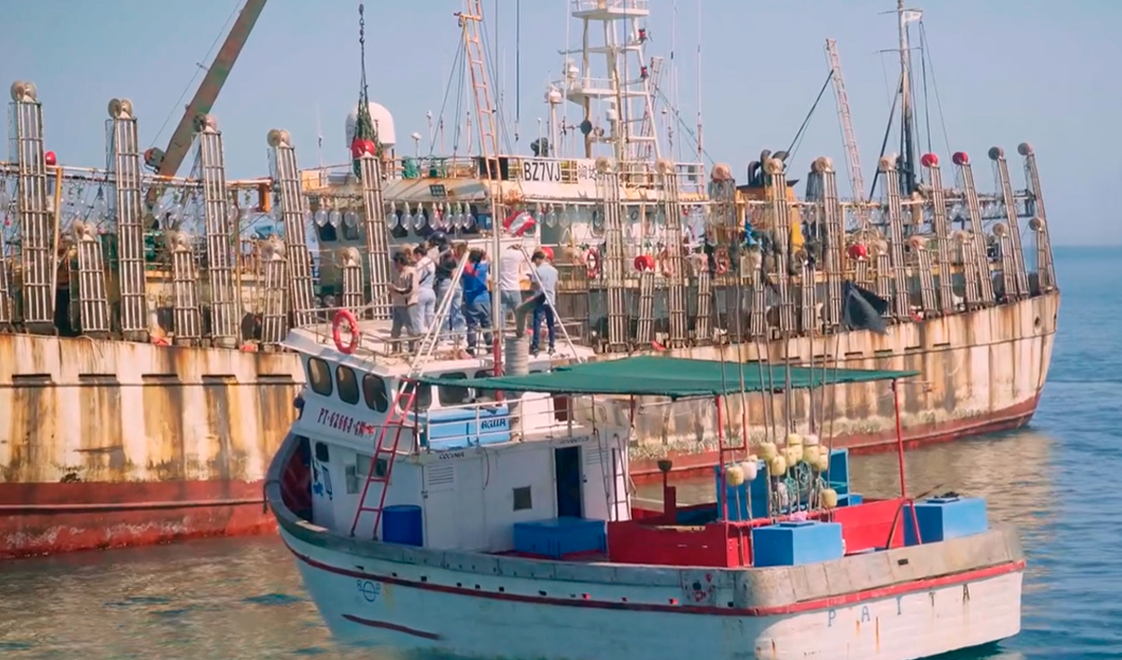 
                                 Pescadores artesanales de Piura graban cómo barcos chinos ingresan a zona prohibida del mar peruano 
                            