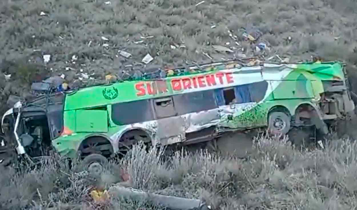 
                                 Arequipa: Conductor de bus sobrevive luego de que su vehículo cayera a un barranco de 200 metros 
                            