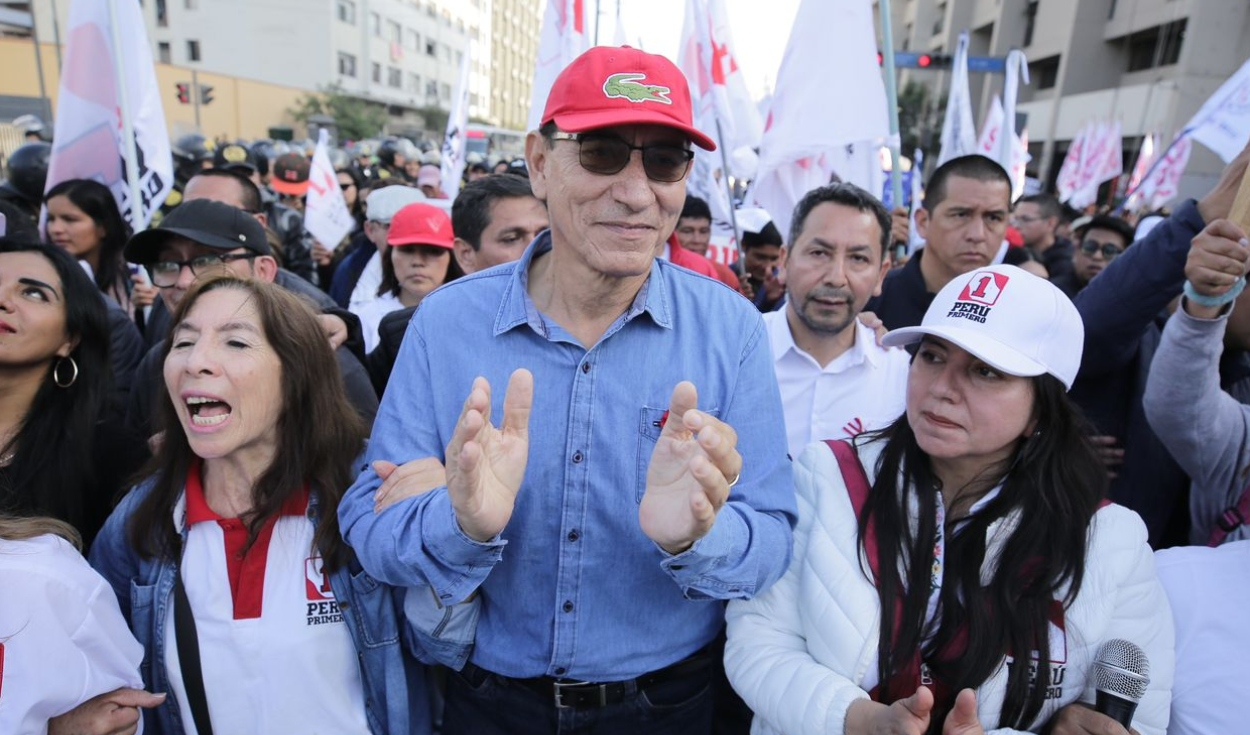 
                                 Martín Vizcarra aparece en marcha de la CGTP y confirma que postulará en las elecciones de 2026 
                            