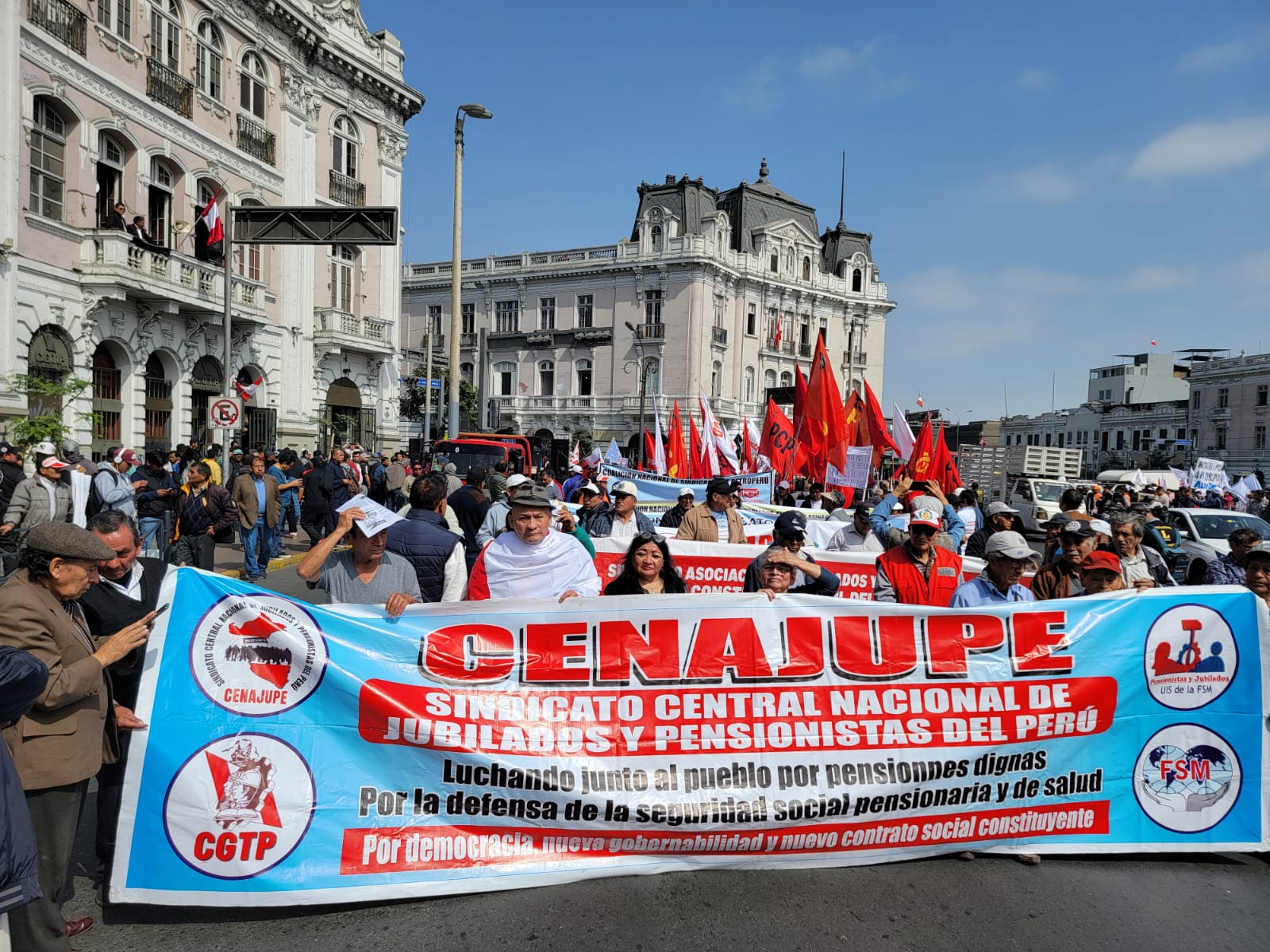 
                                 Gremios rechazaron a Boluarte y exigen mejor sueldo mínimo 
                            