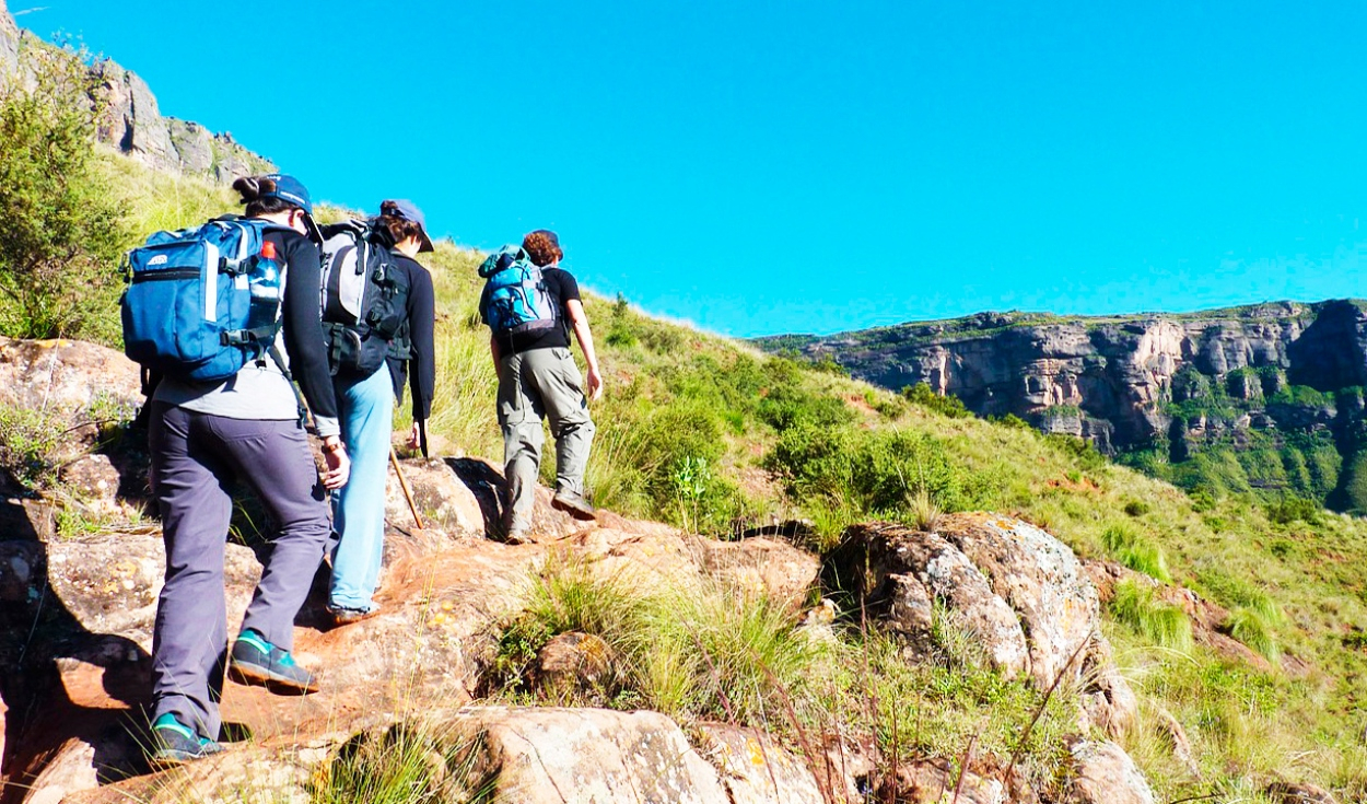
                                 Descubre los 9 mejores lugares para hacer trekking cerca de Lima 
                            