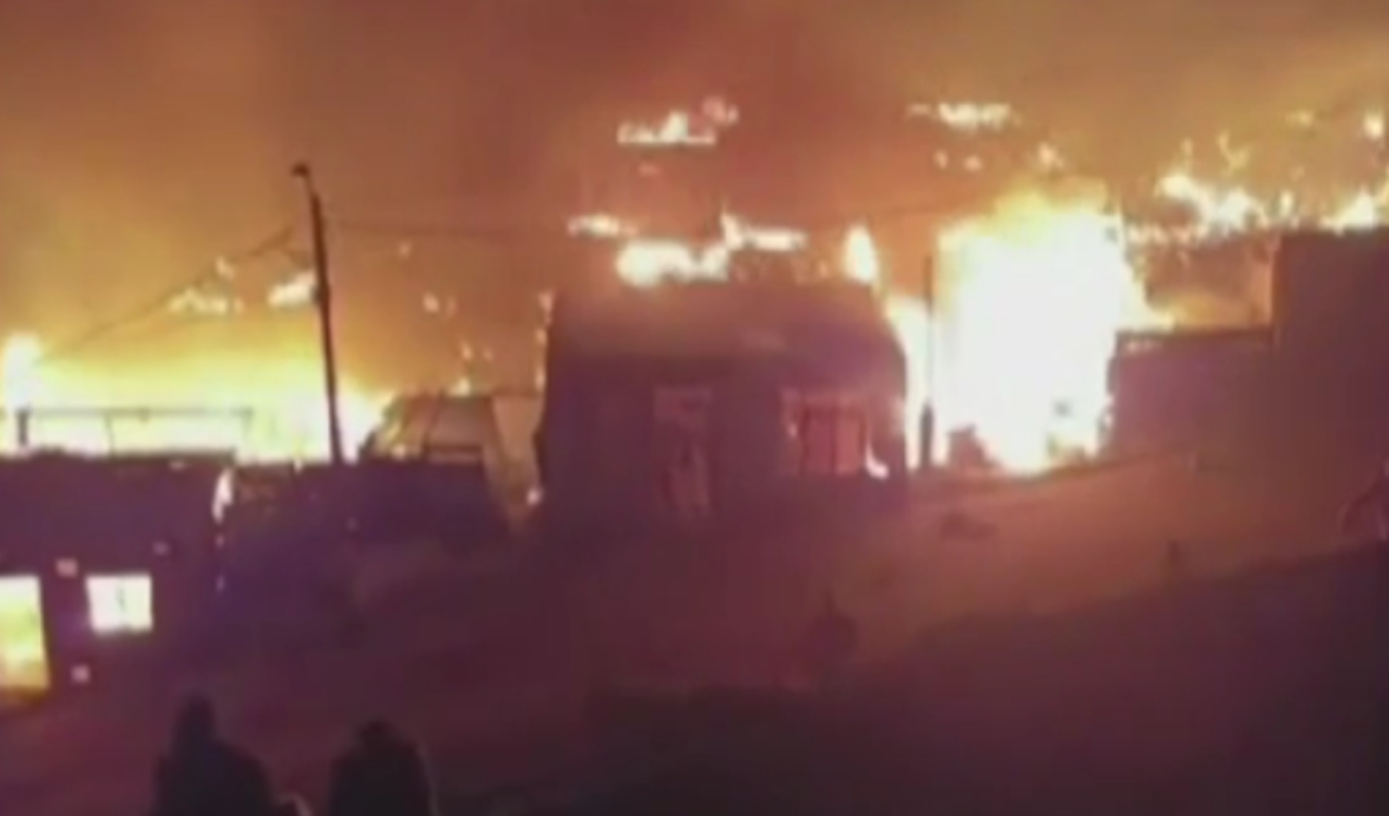 
                                 Ventanilla: incendio de grandes proporciones consume 13 viviendas en el asentamiento humano Kenji Fujimori 
                            