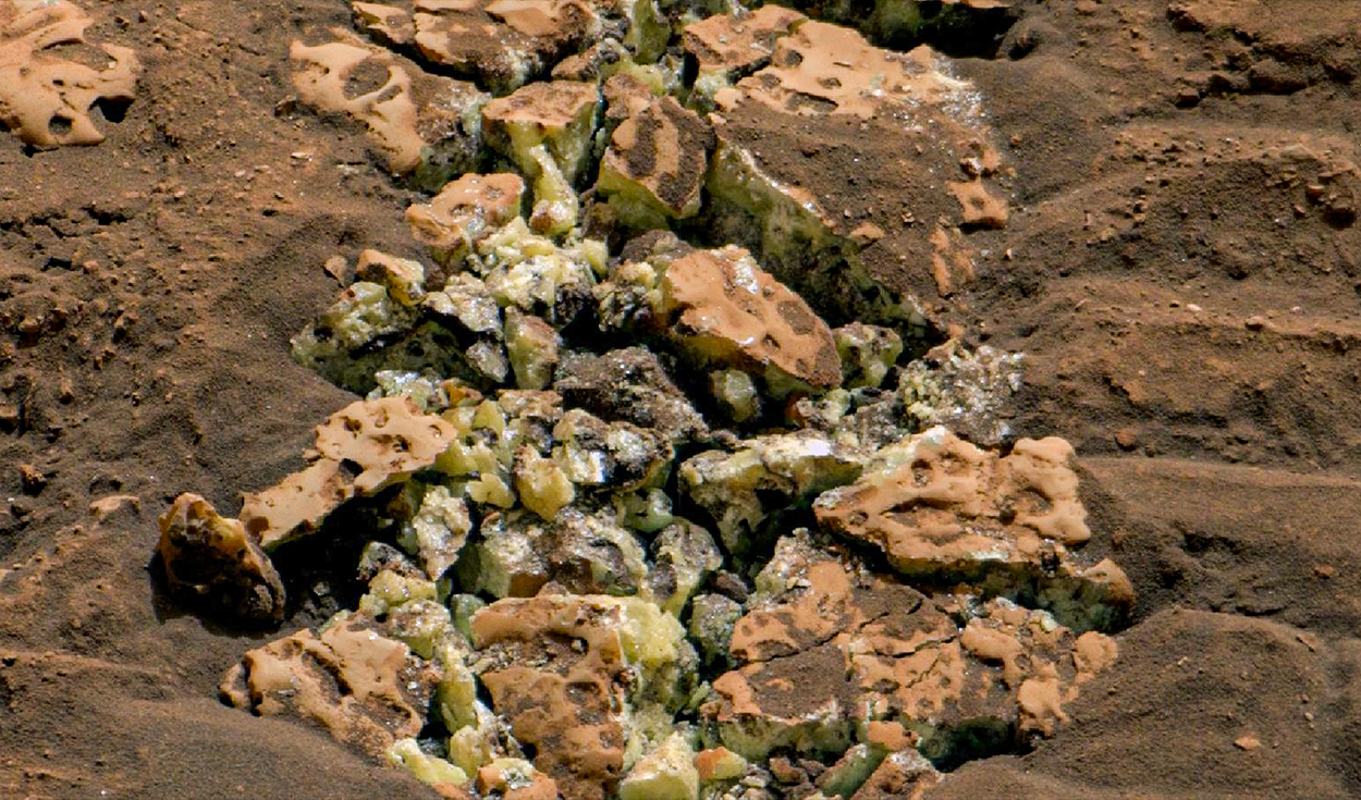 
                                 El impresionante tesoro de cristales hallado en Marte tras un pequeño 'accidente' del robot Curiosity de la NASA 
                            
