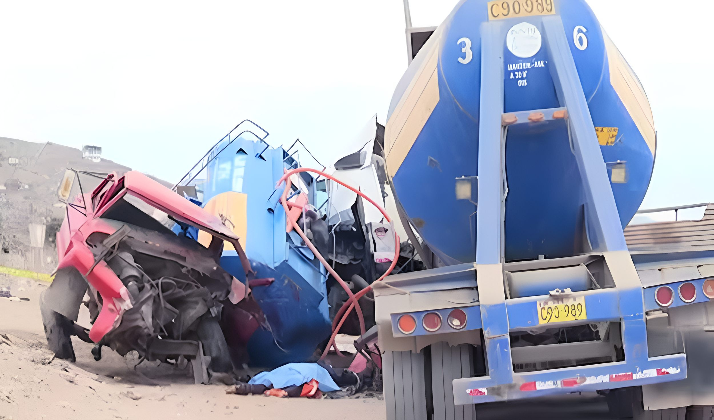 
                                 Conductor de cisterna fallece tras chocar con otro camión en Lurín: víctima quedó atrapada 
                            