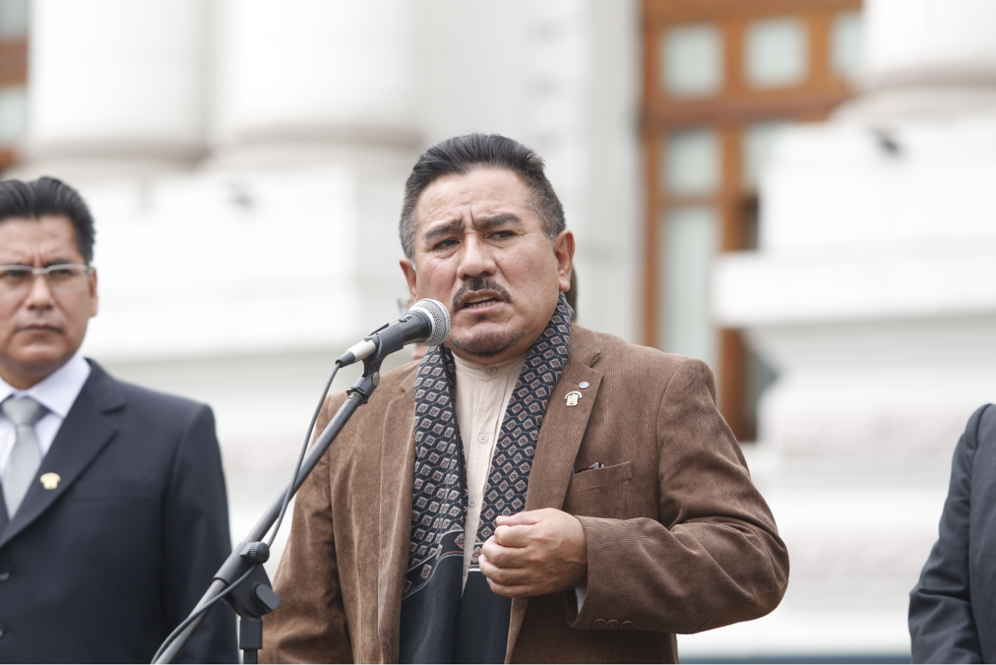
                                 Congreso acepta renuncia de Jorge Marticorena y bancada Perú Bicentenario se quiebra 
                            