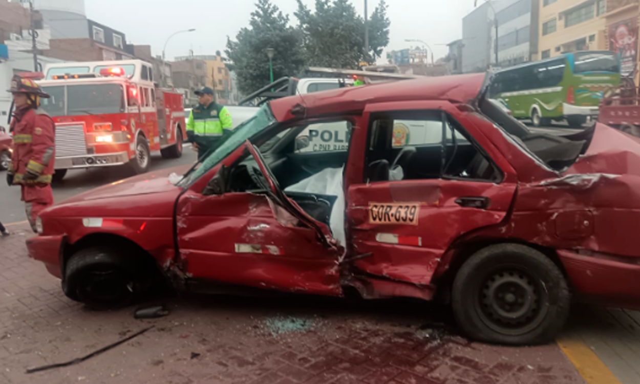 
                                 Accidente vehicular en SMP deja dos muertos y un herido: chofer intentó darse a la fuga 
                            
