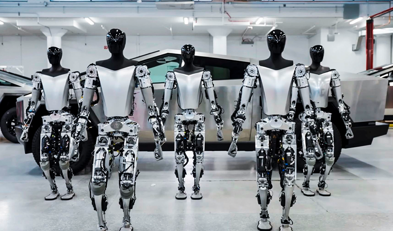 
                                 Elon Musk anuncia que sus robots humanoides trabajarán en Tesla desde el 2025: precio bordeará los $20,000 
                            