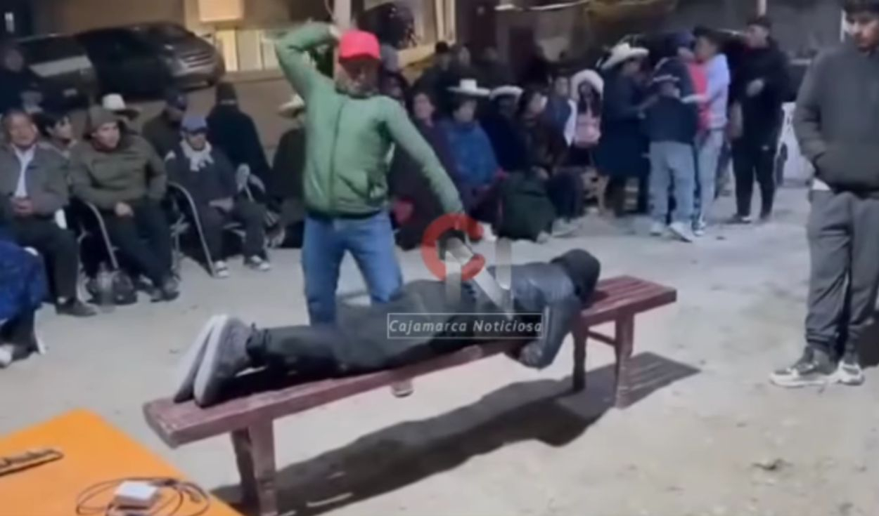 
                                 Cajamarca: ronderos capturan y azotan a jóvenes acusados de robar motos 
                            