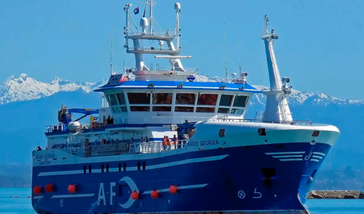 
                                 Reportan a dos peruanos entre tripulación de pesquero que se hundió cerca a las Islas Malvinas 
                            