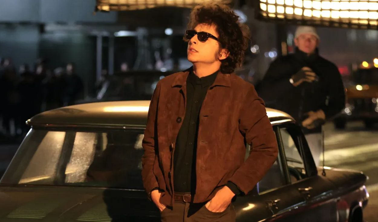 
                                 Timothée Chalamet se convierte en Bob Dylan en la nueva biopic 'Un completo desconocido' 
                            